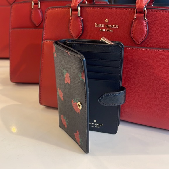 Kate Spade Madison Medium Compact Rose Toss Print Bifold Wallet
Black Multi
NWT - Picture 3 of 16